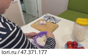A fun-loving boy learns to make pizza, experimenting with toppings and enjoying every step of the process. Cooking magic. Стоковое видео, видеограф Ирина Старикова / Фотобанк Лори