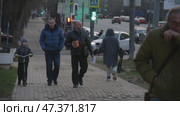 Люди идут по городу. Редакционное видео, видеограф Семён Прудий / Фотобанк Лори