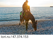 Черное море, осень, закат солнца, всадник на водопое коня,  Краснодарский край, Туапсинский район, Михайловская бухта. Стоковое фото, фотограф Александр Циликин / Фотобанк Лори