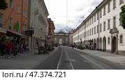 Арка на улице Инсбрука. Австрия. Май. Arch on the street of Innsbruck. Austria. May. Редакционное видео, видеограф Горшков Александр / Фотобанк Лори