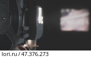 Old projector showing film. Стоковое видео, видеограф Михаил Коханчиков / Фотобанк Лори