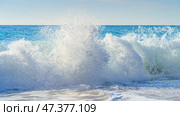 Alanya, Antalya, Türkiye, Turkey, Panoramic view of the Mediterranean Sea with a splash of sea foam from waves, in the daytime (2022 год). Стоковое фото, фотограф Сергей Богомяко / Фотобанк Лори
