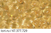 Liquid Omega-3 in yellow transparent capsules, rotating close up. nutritional supplements and vitamins. pharmaceutical industry. the concept of medicine. Стоковое видео, видеограф ЛУНИНА ВЕРОНИКА / Фотобанк Лори
