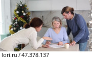 Man and woman help elderly mother make will and fill out document correctly On Christmas Eve. Стоковое видео, видеограф Яков Филимонов / Фотобанк Лори