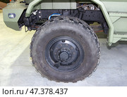 Переднее колесо - макетный образец автомобиля "Урал-66" (2021 г.). Музейно-выставочный центр автозавода «УРАЛ». Город Миасс, Челябинская область. Редакционное фото, фотограф Алексей Иванов / Фотобанк Лори