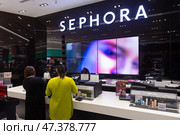 Customers at Sephora store in Kuala Lumpur (2017 год). Редакционное фото, фотограф Александр Подшивалов / Фотобанк Лори