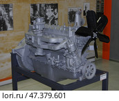 Двигатель автомобиля "Урал-355М", экспонат музейно-выставочного центра автозавода "Урал". Город Миасс, Челябинская область. Редакционное фото, фотограф Алексей Иванов / Фотобанк Лори