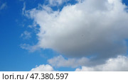 Witness the elegant movement of clouds as they swirl and glide through the open sky. The enchanting display unfolds on a breezy day, capturing the beauty of nature in real time. Стоковое видео, видеограф Юлия Петровская / Фотобанк Лори