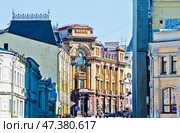 Здание Московского международного торгового банка (сейчас Банк ВТБ). Весна. Солнечный день. Москва. Россия. Редакционное фото, фотограф E. O. / Фотобанк Лори
