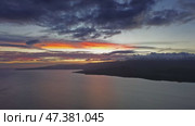Sunset aerial over calm sea waters. Стоковое видео, видеограф Михаил Коханчиков / Фотобанк Лори
