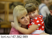 Belarus, the city of Gomel, February 26, 2016. Graduation in kindergarten.The little daughter hugs Mom. Family scene. Maternal feeling. Редакционное фото, фотограф Лазаренко Светлана / Фотобанк Лори