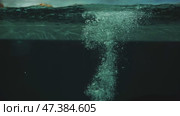 Cascade of oxygen bubbles rising to the surface in a dark aquarium. Стоковое видео, видеограф Mikhail Davidovich / Фотобанк Лори