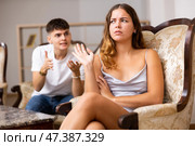 Family quarrel. Couple during conflict in live roome. Стоковое фото, фотограф Яков Филимонов / Фотобанк Лори