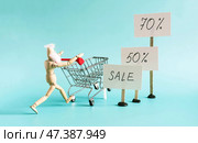 Мужчина с бородой бежит, толкая перед собой пустую тележку из-под продуктов. Успейте на распродажу концепт. Стоковое фото, фотограф Лозовая Людмила / Фотобанк Лори