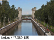 Проход теплохода через шлюз № 1 Волго-Балтийского канала в городе Вытегре в Вологодской области (2024 год). Редакционное фото, фотограф Вера Смолянинова / Фотобанк Лори