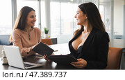 HR team discussing office dress code with female employee in unprofessional attire, sitting at desk in modern office, workplace consultation, business environment. Стоковое AI-изображение, AI-художник Павел Муравьев / Фотобанк Лори