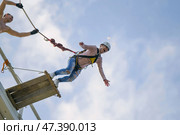 Belarus, Gomel, May 06 2017.Jumping with a rope.Flight down on the rope.Engage in ropejumping.Dangerous hobbies. Редакционное фото, фотограф Лазаренко Светлана / Фотобанк Лори