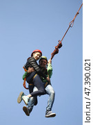 Belarus, Gomel, May 06 2017.Jumping with a rope.Flight down on the rope.Engage in ropejumping.Dangerous hobbies.Crazy Love Story. Редакционное фото, фотограф Лазаренко Светлана / Фотобанк Лори