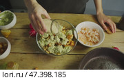 The addition of sesame seeds enhances the flavor of the shrimp salad and the mashed avocado. Стоковое видео, видеограф Strunov David / Фотобанк Лори