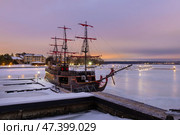 Древний фрегат  зимним вечером  стоит у причала вмерзший в лед. Стоковое фото, фотограф Pukhov K / Фотобанк Лори