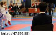 Karate judge observing young female athlete sparring. Стоковое видео, видеограф Константин Шишкин / Фотобанк Лори