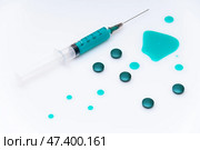 Шприц с зеленым веществом и лекарства. Стоковое фото, фотограф Дина Ётова / ТАСС / Фотобанк Лори