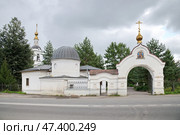 Святые ворота и башня при входе на старое Георгиевское кладбище в Рыбинске. Ярославская область, Россия (2024 год). Стоковое фото, фотограф Елена Коромыслова / Фотобанк Лори
