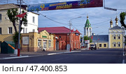 Вывеска с поздравлением с 9 мая, на фоне городской архитектуры, на улице Льва Толстого в городе Муром, 2018 год. Редакционное фото, фотограф Photolart / Фотобанк Лори
