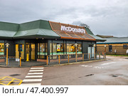 McDonald Fast Food Outlet with Parking and Drive Through Access. London, UK, 25 December 2023. Редакционное фото, фотограф Zydrius Tartenis / Фотобанк Лори