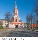 Надвратный храм во имя праведных Захария и Елизаветы в Донском монастыре. Редакционное фото, фотограф Владимир Чинин / Фотобанк Лори