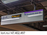 Wayfinding signage for Elizabeth line and exits inside London underground station. Стоковое фото, фотограф Zydrius Tartenis / Фотобанк Лори