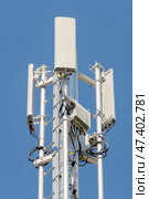 Вышка с антеннами сотовой связи на фоне голубого неба. GSM Antenna against blue sky. Стоковое фото, фотограф Татьяна Д / Фотобанк Лори