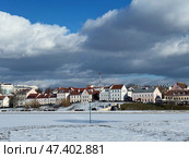 MINSK, BELARUS, FEBRUARY 20, 2025 View of Troitskoye Predmestye in winter. The embankment of the Svislach River in the Nemiga area in winter. Редакционное фото, фотограф Vadzim Yakubovich / Фотобанк Лори