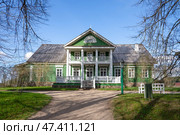 Господский деревянный дом в имении Ганнибала (прадеда Пушкина), Петровское. Пушкинские горы (2022 год). Редакционное фото, фотограф Анна Карасева / Фотобанк Лори