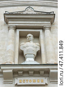 Контр-адмирал В.И.Истомин. (1810–1855) Бюст в нише здания панорамы «Оборона Севастополя 1854—1855 гг.». Севастополь, Крым (2016 год). Редакционное фото, фотограф Александр Щепин / Фотобанк Лори