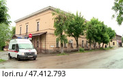 an ambulance is driving along the roads of a provincial Russian town. Стоковое видео, видеограф Алексей Сергеев / Фотобанк Лори