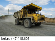 BelAZ truck transports ore mined in the quarry (2017 год). Редакционное фото, фотограф Сергей Завьялов / Фотобанк Лори