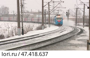 Russian Railways is the composition of trade passenger cars, rails, sleepers moving lights winter. Стоковое видео, видеограф Алексей Сергеев / Фотобанк Лори