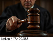 Судья с молотком решительно завершает заседание в зале суда. Стоковое AI-изображение, AI-художник Валерий Лукин / Фотобанк Лори