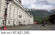 Улица города Инсбрук с видом на дворец. Австрия. Май. Street of Innsbruck with a view of the palace. Austria. May. Стоковое видео, видеограф Горшков Александр / Фотобанк Лори