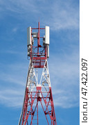 Вышка с антеннами сотовой связи на фоне голубого неба. GSM Antenna against blue sky. Стоковое фото, фотограф Татьяна Д / Фотобанк Лори
