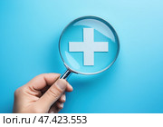 Поиск медицинской помощи через увеличительное стекло. Стоковое AI-изображение, AI-художник Александр Жуков / Фотобанк Лори
