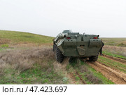 Модификация бронетранспортёра БТР-80 в степи на полевой дороге. Волгоградская область, Городищенский район, Россия. (2023 год). Редакционное фото, фотограф Андрей Цыганков / Фотобанк Лори