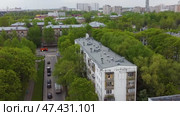 Россия, г. Москва, Открытое шоссе, 2к3. Жилые дома. Рядом ТЦ Янтарь (2021 год). Стоковое видео, видеограф Сергей Татаринцев / Фотобанк Лори