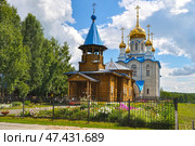 Новая и старая церкви в честь иконы Божией Матери «Всех скорбящих Радость». Село Упорово. Тюменская область (2017 год). Стоковое фото, фотограф Александр Тараканов / Фотобанк Лори