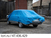 A wrecked car covered by a blue tent. Стоковое фото, фотограф Плотников Дмитрий / Фотобанк Лори