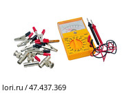Желтый стрелочный мультиметр на белом фоне. Yellow arrow multimeter on a white background. Стоковое фото, фотограф Татьяна Д / Фотобанк Лори