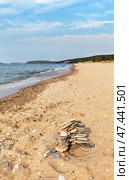 Baikal Lake on a sunny summer day. Popular among tourists sandy beach of Saraisky Bay on Olkhon Island on an August day. Beautiful summer landscape. Natural sea background. Summer vacation. Стоковое фото, фотограф Виктория Катьянова / Фотобанк Лори