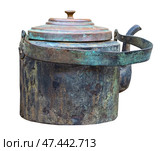 Старый закопчённый чайник на белом фоне. An old smoky teapot on a white background. Стоковое фото, фотограф Татьяна Д / Фотобанк Лори