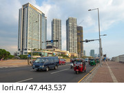 COLOMBO, SRI LANKA - FEBRUARY 21, 2020: Colombo main Road on a sunny evening. Редакционное фото, фотограф Виктор Карасев / Фотобанк Лори